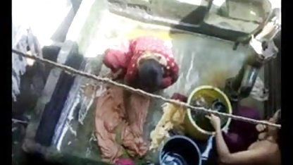 இரண்டு பெரிய மார்பகங்கள் முதிர்ந்த முடிச்சுகள் ஒரு பையனைக் கட்டி, புணர்ந்தன