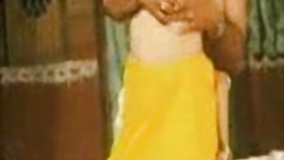 கவர்ச்சியான பொன்னிற சூடான, முதிர்ந்த ஆபாச அம்மா ஒரு துளை நீட்டியது