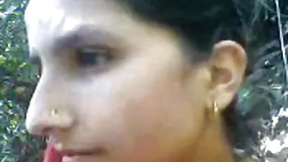 ஒரு குடிசையில் நிர்வாண முதிர்ந்த ஒரு எஜமானி இருந்தாள்