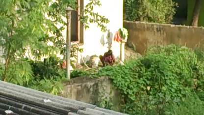 ஆசிய ஸ்லட் கைகள் செக், முதிர்ந்த குழாய் மற்றும் கால்களுடன் வேலை செய்கிறது