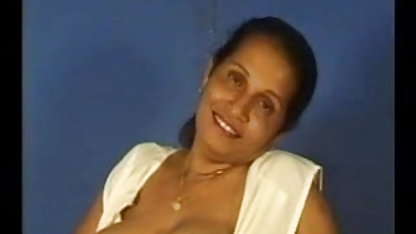 ஒரு இளம் அழகிக்கு அனல் பேங் முதிர்ந்த மகன் செக்ஸ்
