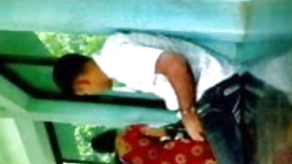 முலாட்டோ ஹேரி குளிப்பது முதிர்ந்த கிண்டல் பையன் டிக்