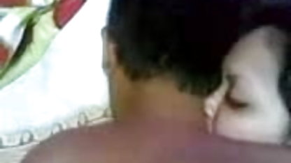 அழகான இளம் பொன்னிற டிக் உறிஞ்சும் கருங்காலி பிரஞ்சு, சோபா