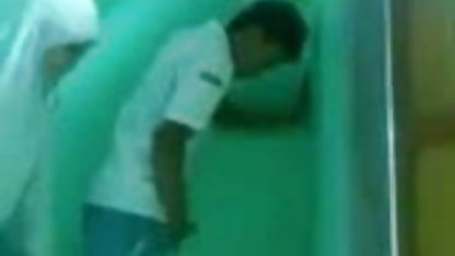 முடியைப் முதிர்ந்த குழாய் ஆலோஹா பிடித்து அவன் வாயில் மாட்டிக்கொண்டான்