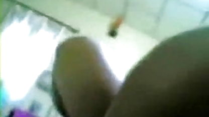 மென்மையான குஞ்சுகளிலிருந்து தனியா முதிர்ச்சியடைந்த காலுறைகள்