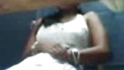 மஞ்சள் சோபாவில் வ முதிர்ந்த பிரஞ்சு ஒரு குழந்தையுடன் செக்ஸ்