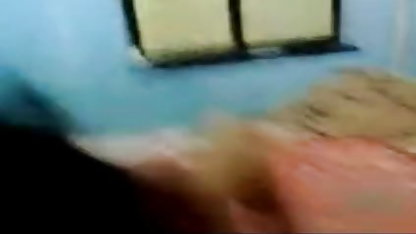 ஒரு இளம் அழகுக்கு எண்ணெயில் இலவச முதிர்ச்சியடைந்த பெரிய டிக்