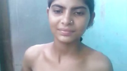 நுழைவாயிலில் முதிர்ந்த அடி குழாய் தனியா