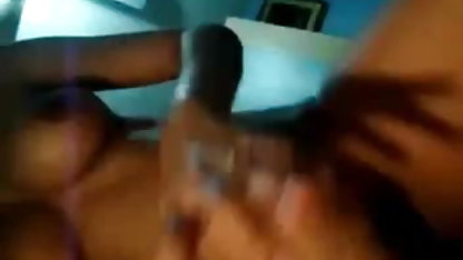 ஒரு அழகான புதர் முதிர்ந்த தனி பெண்ணுடன் இனிமையான சிற்றின்பம்