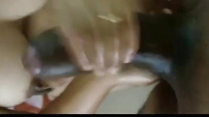 இந்த லெஸ்பியன் எப்போதும் ஏதாவது செய்ய வேண்டும். முதிர்ந்த மசாஜ் ஆபாச