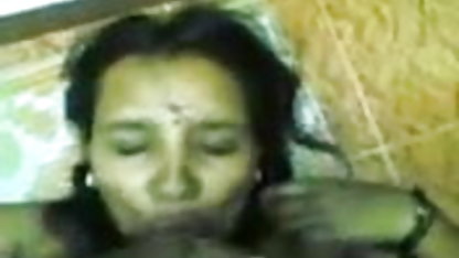 வெப்கேமுக்கு முன்னால் பாட்டி தங்க நிற பல பளப்பான முடி ஆபாச இளம் புண்டை