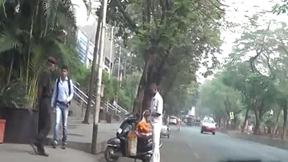 முதிர்ந்த ஆண் ஒரு சிவப்பு மிருகத்தால் பிடிக்கப்பட்டது முதிர்ந்த தனி குழாய்