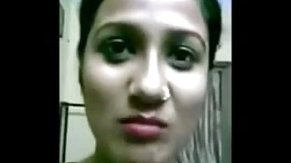 இருண்ட பழைய அம்மா குழாய் ஹேர்டு குஞ்சு ஒரு நண்பரை மகிழ்விக்கிறது