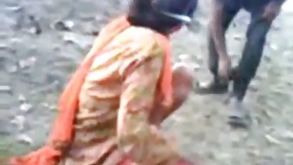 அழகி தனது நண்பரின் கழுதை மெக்சிகன் தசை துளையிடுகிறார்