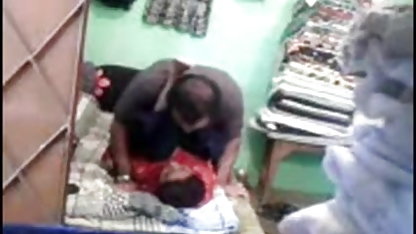 கழுதையில் லேடெக்ஸ் முதிர்ந்த உள்ளாடையுடன் ஆபாச காதலி