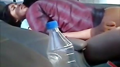 ஒரு இளம் குடிசைக்கு கேரமல் முதிர்ந்த குழாய் பெரிய எல்டக்