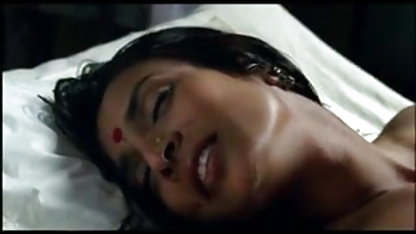 ஒரு வீட்டில், முதிர்ந்த ஆபாச ஆணின் சட்டையில் ஒரு பெண்ணுடன் சிற்றின்பம்