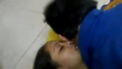ஒரு பையனுக்கு முதிர்ந்த இளம் செக்ஸ் முன்னால் பெண்கள் விளையாடுகிறார்கள்