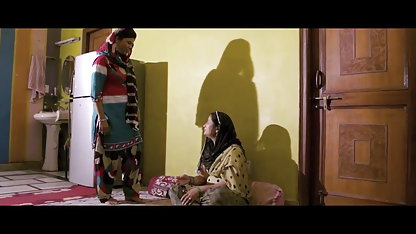 பெண் புண்டையுடன் கூட்டாளியை முதிர்ந்த ஆபாச செயலாளர் மகிழ்விக்கிறாள்