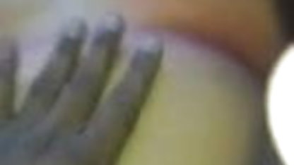 லஸ்டி லாலா தனது உடலைக் பெரிய புதர் முதிர்ந்த காட்டுகிறார்