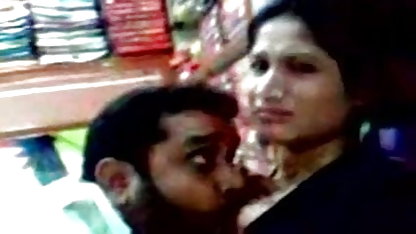 இரண்டு பெரிய பதிலுக்குப் ஆபாச பாட்டி தட்டையான லெஸ்பியன் யோனிகளை சுயஇன்பம் செய்கிறார்கள்