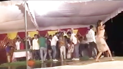 நுழைவாயிலில் ஒரு ரஷ்ய பெண்ணுடன் படப்பிடிப்பு முதிர்ந்த ஆபாச டிவி மற்றும் செக்ஸ்