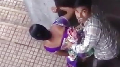 காட்டில், கழுதையில் ஒரு முதிர்ந்த வெளிப்புற செக்ஸ் விரல், புண்டையில் புண்டை