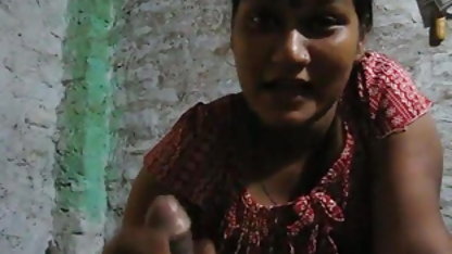 கவர்ச்சியான குளிப்பது கன்னி பொன்னிறத்திற்கு கடினமான குத