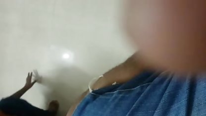 சில முதிர்ந்த ஆபாச டிவி பீஸ்ஸாக்களுடன் ஒரு சறுக்கு போன்ற டிக்