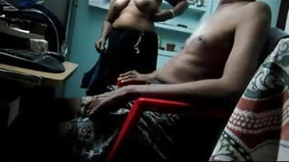 மனைவி கேம் செக்ஸ் கணவனை எழுப்பினாள்