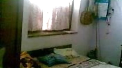 ஒரு பாட்டி உள்ளாடையுடன் படங்கள் மாணவராக நடித்து உறிஞ்சினார்