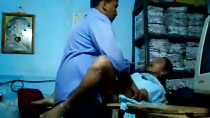 மஞ்சள் ஷார்ட்ஸில் அரபு பிரஞ்சு ஆபாச பொன்னிறம்