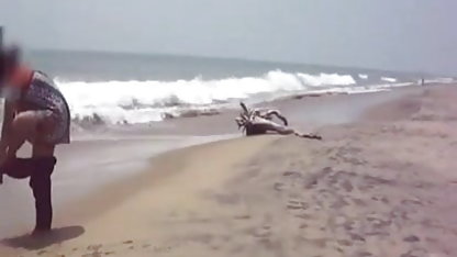 ஒரு அழகி கொண்டு அலறல் முதிர்ந்த நைலான் அடி