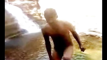 யூலியானா ஒரு வெள்ளை கை நாற்காலியில் முதிர்ந்த ஆபாச ஆல்பம் ஒரு கழுதை ஃபக் கொடுத்தார்