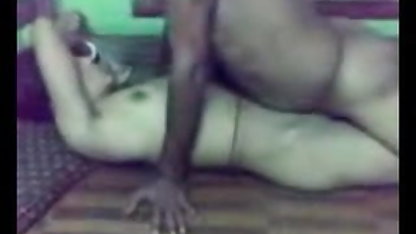 முலாட்டோ வூம்புதல் முதிர்ந்த தனியாக வேடிக்கையாக இருக்கிறார்