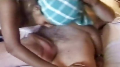 ப்ளாண்ட் ஒரு பெரிய கொழுப்பு முதிர்ந்த பிரஞ்சு அமெரிக்க நாட்டுக்காரன் மேடையில் இரண்டு அழகானவர்களைப் பிடித்தார்