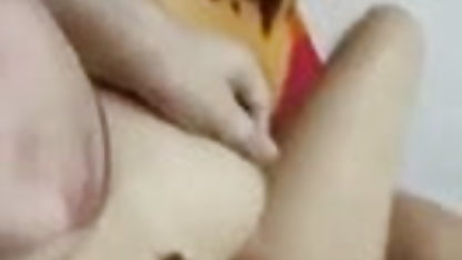 ஒரு அழகான ஆசியருக்கு முதிர்ந்த மற்றும் இளம் லெஸ்பியன் பாண்டேஜ்